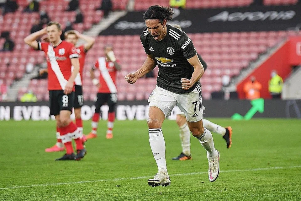 WIRA MAN U: Edinson Cavani menjaringkan gol kemenangan selepas Man U ketinggalan 0-2 di tangan Southampton. - Foto REUTERS