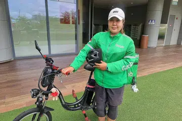 NASIHAT UNTUK PEKERJA LEBIH MUDA: Cik Nuraini menggesa pekerja penghantaran lebih muda supaya mencari pekerjaan sepenuh masa. - Foto ihsan CIK NURAINI MOHD YUSOF