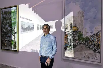 SELAMI 'EMOSI' BANGUNAN BERSEJARAH: Menerusi pameran Building Whisperer Alam Maya, Encik Jeffrey Wandly mengajak pengunjung membayangkan diri mereka meneroka balai seni maya sambil menyelami 'emosi' yang cuba dibisikkan mercu tanda bersejarah sekitar Kampong Gelam, Geylang, Chinatown dan Little India. - Foto BH oleh ONG SOR LUAN