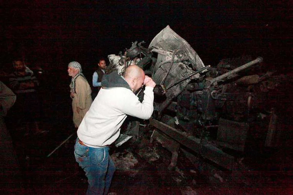 Seorang lelaki kesedihan di tapak serangan bom trak bunuh diri, di sebuah stesen minyak di bandar Hilla, Iraq, pada 24 Nov 2016.