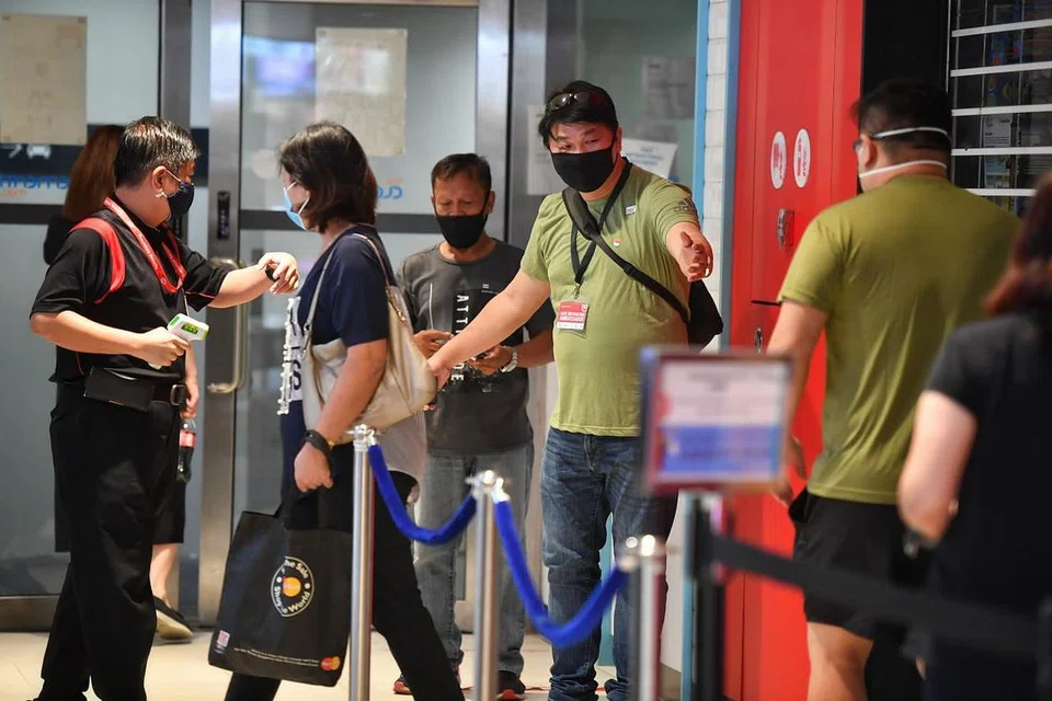 PATUHI PERATURAN: Duta langkah jarak selamat dilihat sedang bertugas di Clementi Mall pada 22 April 2020 - FOTO: CHOON JUN LIANG