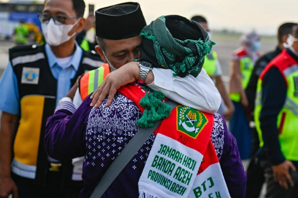 Seorang ahli keluarga memeluk anggota jemaah haji yang pulang setibanya di Lapangan Terbang Antarabangsa Sultan Iskandar Muda di Blang Bintang, Aceh pada 28 Jun 2025, selepas menunaikan ibadah haji.