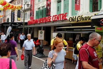 SENTIASA SIBUK: Chinatown Street sentiasa penuh dengan pengunjung, baik pelancong yang ingin meneroka tempat itu mahupun warga setempat yang ingin berbelanja. - Foto KHALID BABA 