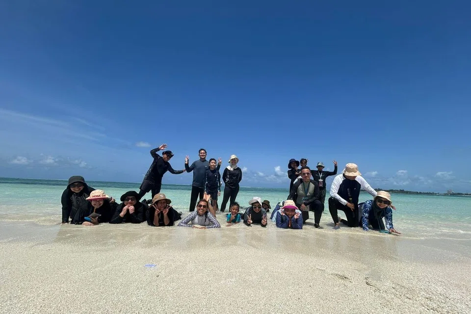 Kenangan ceria bersama ketika meluangkan masa bersantai di atas hamparan pasir putih sebuah sandbank atau beting pasir.