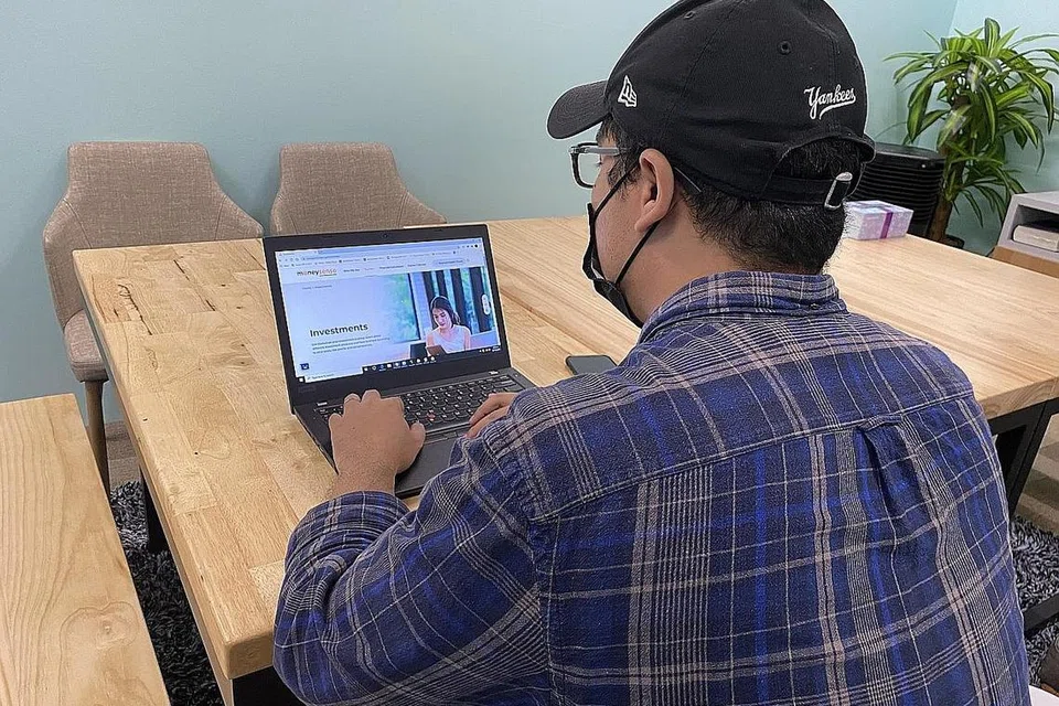 BIJAK MELABUR: Banyak pertimbangan yang perlu difikirkan sebelum seseorang itu mula mengorak langkah untuk melabur. - Foto BM oleh NORHAIZA HASHIM