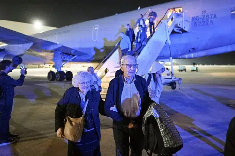 KELUAR DARI ISRAEL: Warga Italy yang dibawa keluar dari Israel dengan sebuah pesawat tentera tiba di lapangan terbang di Mare, Rome, Italy pada Isnin