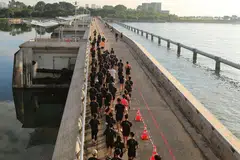 SAMBUTAN HANGAT: Cuaca terang menjadikan larian Run For Hope 2022 yang berlangsung semalam lebih menyeronokkan. - Foto RUN FOR HOPE 2022