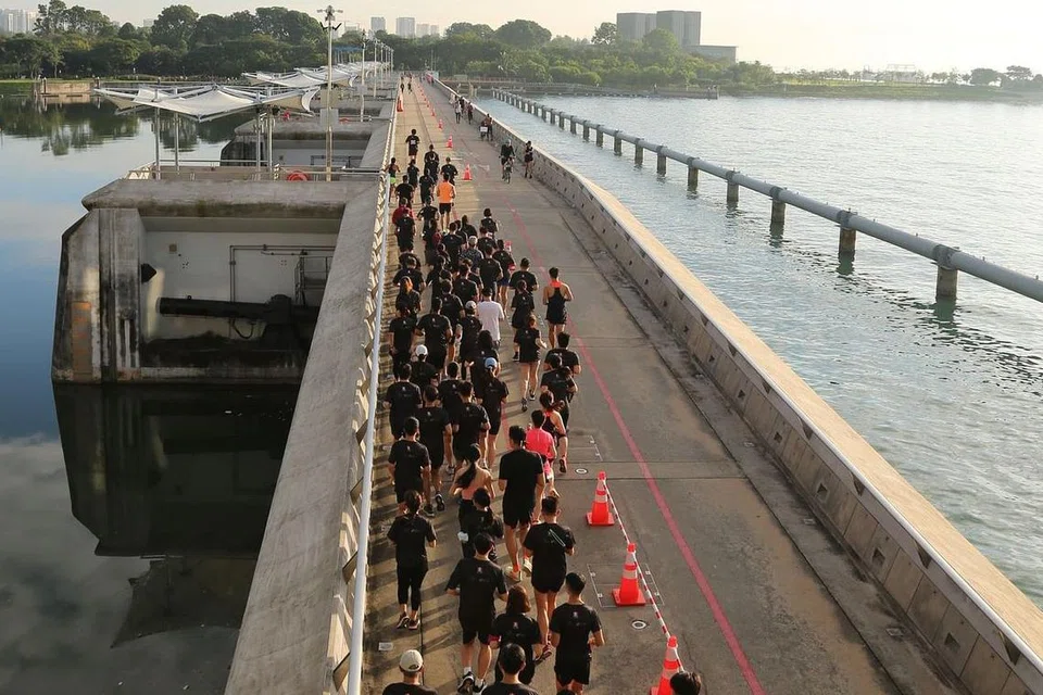 SAMBUTAN HANGAT: Cuaca terang menjadikan larian Run For Hope 2022 yang berlangsung semalam lebih menyeronokkan. - Foto RUN FOR HOPE 2022