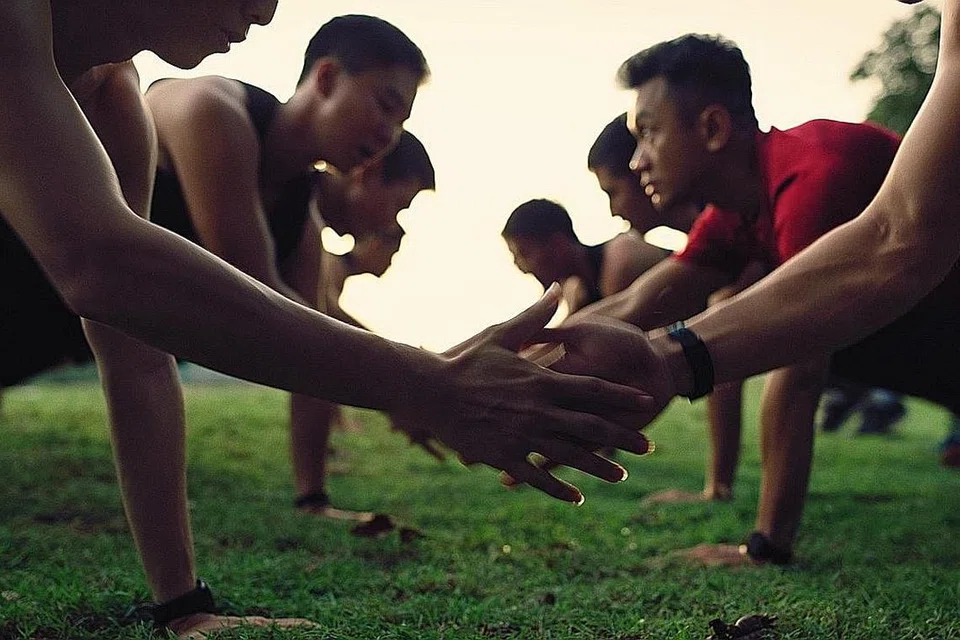 SEMANGAT SETIA KAWAN: Sama Sama mengisahkan keakraban bak isi dengan kuku dan persahabatan yang terjalin dalam kalangan tentera Unit Komando. - Foto NEXUS, MINDEF