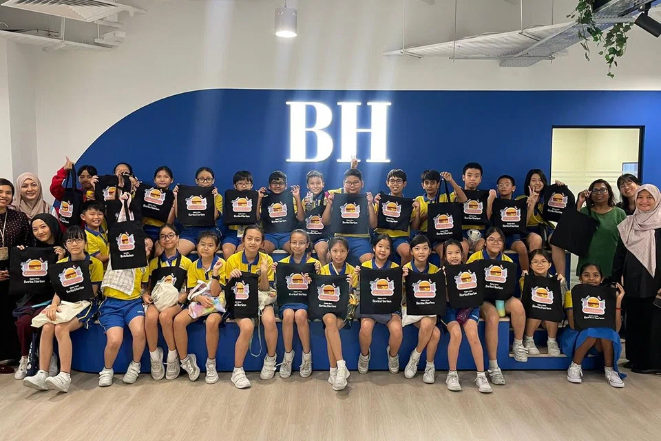 Murid-murid seronok melihat bagaimana berita diterbitkan semasa lawatan ke bilik berita BH.