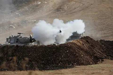 PERTEMPURAN BERTERUSAN: Tentera Israel melancarkan serangan ke atas kawasan di selatan Lebanon daripada sempadan utara Israel pada Isnin.