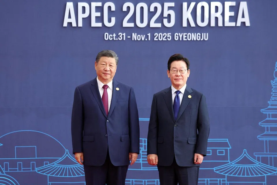 Presiden China, Xi Jinping, dan Presiden Korea Selatan, Lee Jae Myung, bergambar bersama semasa Sidang Kemuncak Kerjasama Ekonomi Asia Pasifik (APEC) di Gyeongju, Korea Selatan, pada 31 Oktober 2025