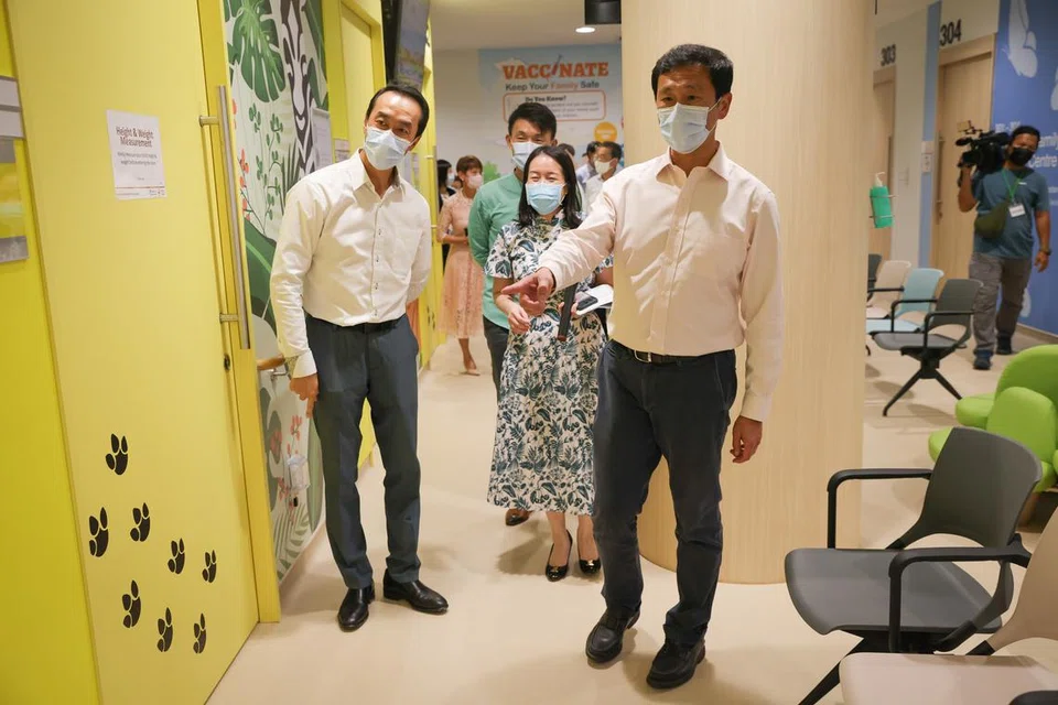 LAWATAN KLINIK: Semasa melawat klinik yang diketuai oleh Dr Sabrina Wee, Menteri Kesihatan, Encik Ong Ye Kung (kanan), meninjau kemudahan di bahagian Kesihatan Wanita dan Kanak-Kanak di Poliklinik Tampines North.