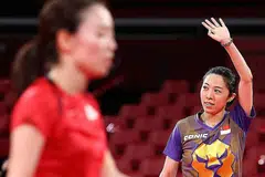 MARA KE SEPARUH AKHIR: Yu (kanan) meraikan kemenangan beliau ke atas Ishikawa (kiri) dalam perlawanan suku akhir perseorangan wanita di Gimnasium Metropolitan Tokyo semalam. - Foto REUTERS