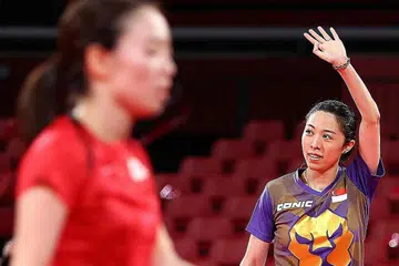 MARA KE SEPARUH AKHIR: Yu (kanan) meraikan kemenangan beliau ke atas Ishikawa (kiri) dalam perlawanan suku akhir perseorangan wanita di Gimnasium Metropolitan Tokyo semalam. - Foto REUTERS