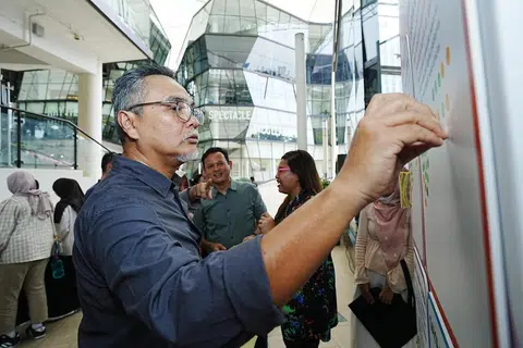 Editor Berita Harian, Encik Nazry Mokhtar, menulis harapannya di reruai interaktif OMGxBH.