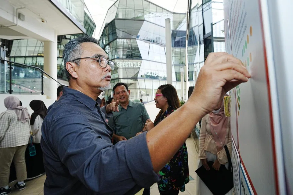 Editor Berita Harian, Encik Nazry Mokhtar, menulis harapannya di reruai interaktif OMGxBH.