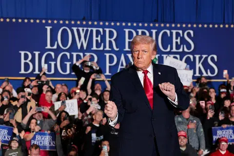 Presiden Amerika Syarikat, Encik Donald Trump, ketika tiba untuk menyampaikan ucapan mengenai ekonomi dan kemampuan sara hidup di Mount Airy Casino Resort di Mount Pocono, Pennsylvania, Amerika Syarikat pada 9 Disember. 