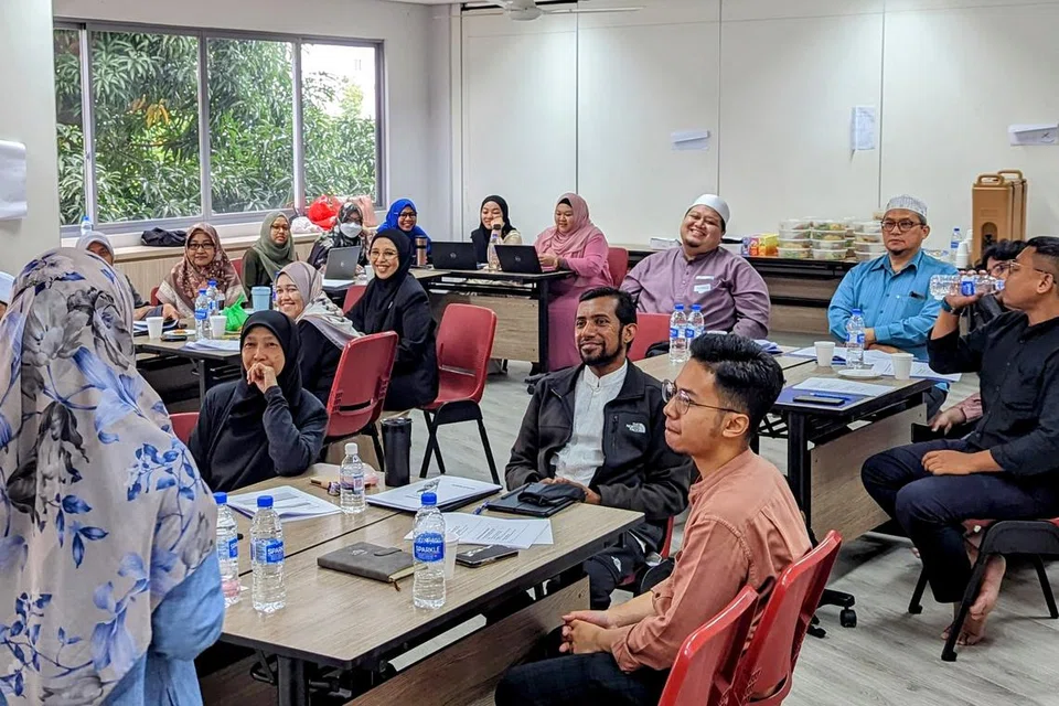 Lebih100 petugas barisan hadapan dari semua 18 Masjid Daerah Timur menjalani latihan untuk menyediakan bantuan kewangan zakat asas kepada jemaah.