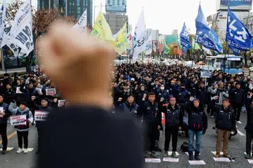 Penunjuk perasaan mengadakan bantahan dalam satu perhimpunan di Seoul, Korea Selatan, pada 5 Disember bagi mengecam pengisytiharan mengejut undang-undang tentera oleh Presiden Korea Selatan, Encik Yoon Suk Yeol, dan beliau digesa supaya meletakkan jawatannya.