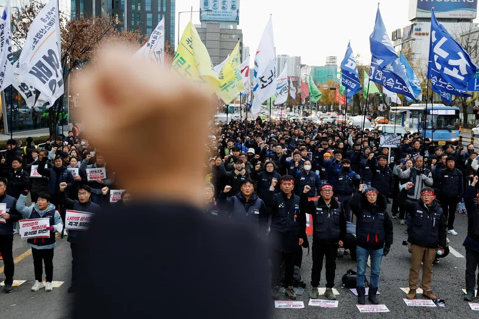 Penunjuk perasaan mengadakan bantahan dalam satu perhimpunan di Seoul, Korea Selatan, pada 5 Disember bagi mengecam pengisytiharan mengejut undang-undang tentera oleh Presiden Korea Selatan, Encik Yoon Suk Yeol, dan beliau digesa supaya meletakkan jawatannya.