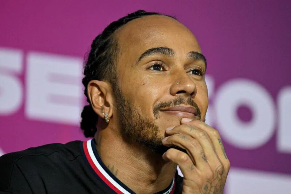 Seorang lagi jaguh litar lumba kereta, Lewis Hamilton, yang kini bersama Mercedes, akan berpindah ke Ferrari pada 2025.