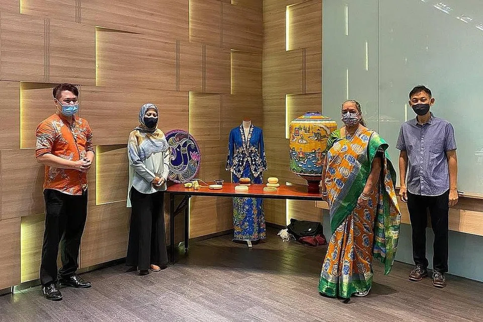 BIMBINGAN PENGAMAL KRAF TRADISIONAL: Seramai empat pengamal kraf tradisional (dari kiri) Encik Raymond Wong, Cik Anita Tompang, Cik Vijaya Mohan dan Encik Jimm Wong akan mengambil bahagian dalam perintis NHB Craft X Design panggilan terbuka. - Foto LEMBAGA WARISAN NASIONAL