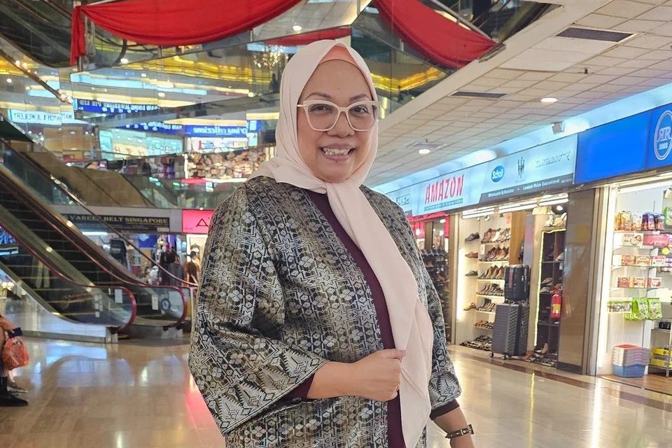 Kardigan songket ($139) boleh dipakai untuk pelbagai acara tidak kira majlis formal atau dalam suasana lebih santai.  