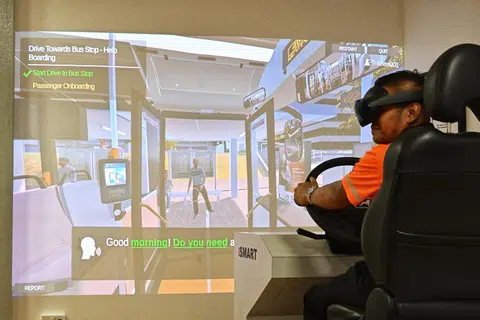 Demonstrasi latihan menggunakan simulator realiti campuran dilengkapi konsol pemanduan fizikal lengkap dengan brek dan set kepala realiti campuran.