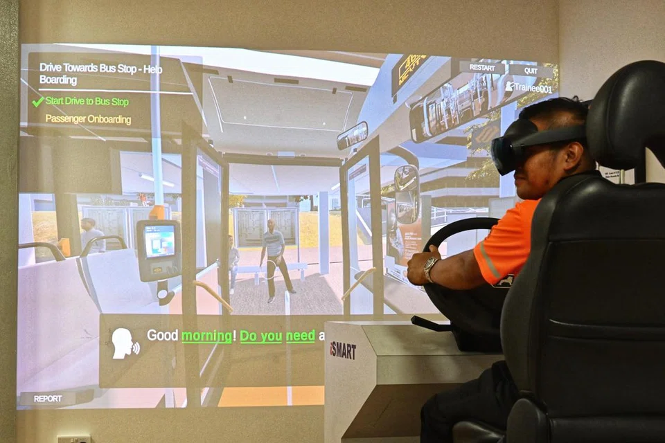 Demonstrasi latihan menggunakan simulator realiti campuran dilengkapi konsol pemanduan fizikal lengkap dengan brek dan set kepala realiti campuran.