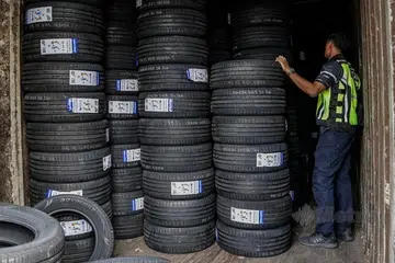 Pegawai SPRM memeriksa tayar yang di sebuah premis di Jalan Kebun, Shah Alam menerusi serbuan Ops Grip, pada 29 September. 