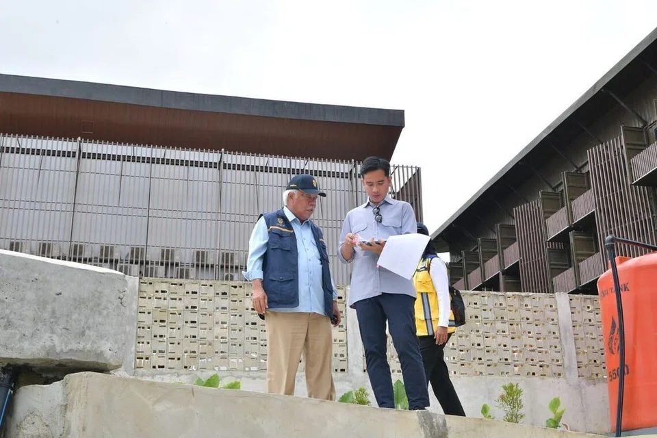 Naib Presiden Indonesia, Encik Gibran Rakabuming Raka, ketika berangkat ke Ibu Kota Nusantara (IKN) di Penajam Paser Utara, Kalimantan Timur, pada 30 Disember 2025 untuk meninjau beberapa projek strategik. Encik Gibran dijangka mula bertugas dari Istana Naib Presiden di IKN tahun 2026 ini selepas pembinaan bangunan itu hampir selesai dan kini hanya menunggu pemasangan perabot serta kelengkapan dalaman. Beberapa kakitangan pejabat Naib Presiden juga sudah ditempatkan di ibu kota baharu itu.