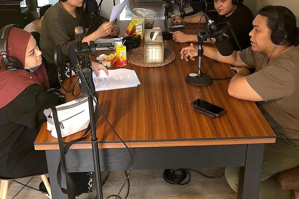 HASILKAN PODCAST: Encik Hamzah (kiri, mengikut putaran jam) di sesi pembelajaran seni 'Borak Seni' mengenai Dikir Barat bersama aktivis Encik Kidzer Salim, Encik Rifaah dan Cik Sharifah Shayma. - Foto VARIASI PERFORMING ARTS