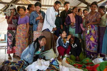 (FAIL) Orang ramai meratapi jenazah mangsa yang diletakkan di sebuah tanah perkuburan sebelum dikebumikan selepas serangan udara tentera Myanmar ke atas sebuah hospital di Mrauk U, negeri Rakhine, pada 11 Disember 2025. Pemantau konflik pada 1 Julai 2026 berkata lebih 100,000 orang daripada semua pihak terbunuh di Myanmar sejak rampasan kuasa tentera lima tahun lalu mencetuskan perang saudara.