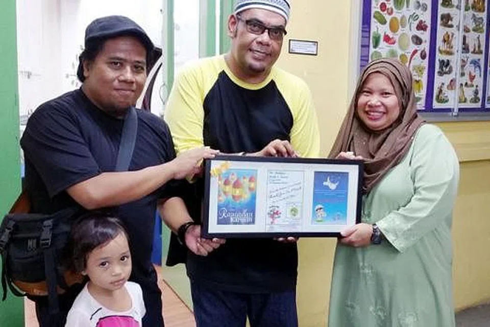 MENCERIAKAN SUASANA: Cik Marlina Rahman (kanan) bersama suaminya, Encik Mohd Shahrin Sallim (kiri), telah bekerjasama dengan pengurus bahagian, Encik Sophian Kayat menganjur sesi iftar pertama tahun ini untuk kanak-kanak dan kakitangan Pertapis. - Foto ihsan SOPHIAN KAYAT