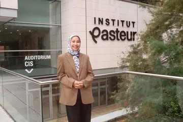 Cik Nur Syahirah Ruhazat, 28 tahun, penyelidik PhD dalam bidang Genetik (Bioinformatik) di Institut Pasteur, sedang mengkaji potensi cecair haid sebagai kaedah tidak invasif untuk membantu mengesan endometriosis lebih awal.