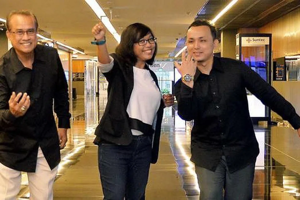PENERIMA ANUGERAH: (Dari kiri) Anuar Saaid, Nur Syahidah Alim dan Mohamed Ismail Hussain antara empat atlit Melayu yang menerima hadiah wang semalam. Seorang lagi penerima anugerah, Mohamad Rausyan Mohamad Ya'acob, tidak hadir kerana sedang bercuti bersama keluarga. - Foto KHALID BABA