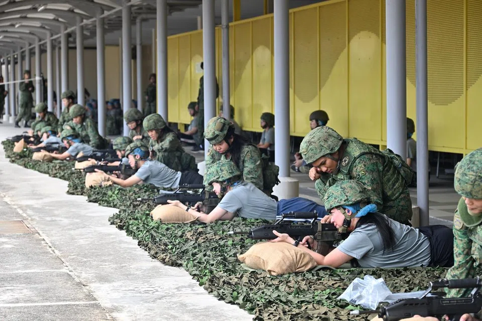 PELUANG KEEMASAN: Peserta dapat memegang dan menembak dengan senapang SAR21, menggunakan peluru kosong.