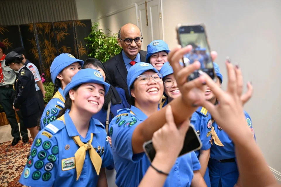 Presiden Tharman Shanmugaratnam (belakang, dua dari kanan), dan isterinya, Puan Jane Ittogi (belakang, dua dari kiri), berswafoto bersama penerima Anugerah Pandu Puteri di Istana pada 2 Disember.