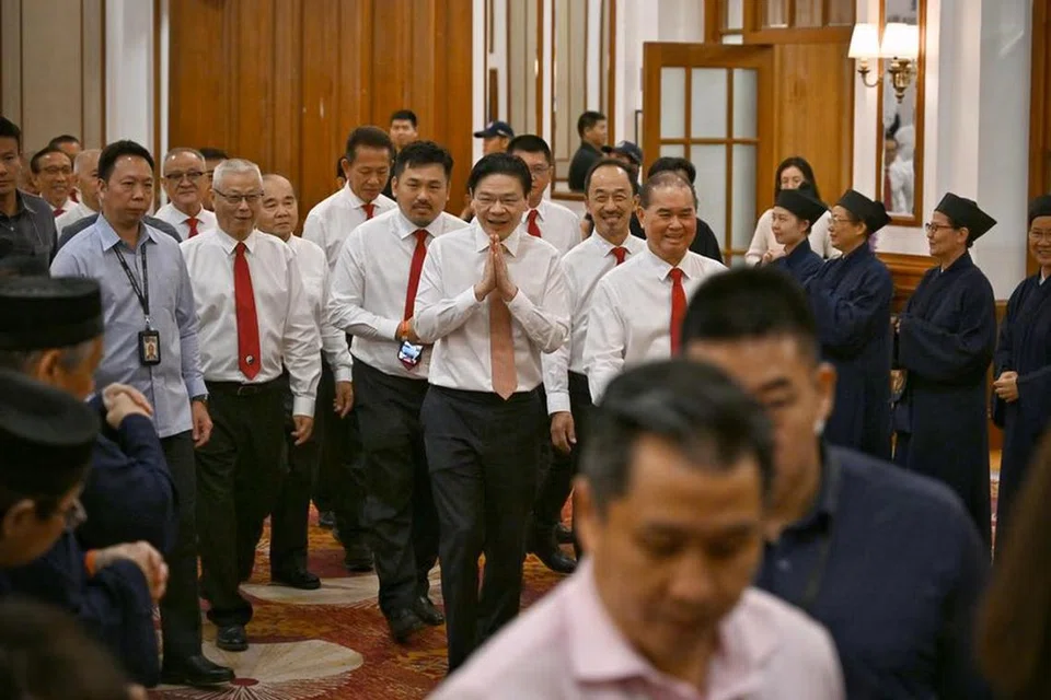 Perdana Menteri, Encik Lawrence Wong (tengah), tiba di majlis makan malam untuk meraikan ulang tahun ke-35 Persekutuan Tao dan ulang tahun ke-60 kemerdekaan Singapura. 