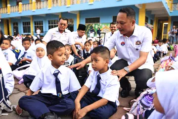 Pengerusi Jawatankuasa Pendidikan dan Penerangan Johor, Encik Aznan Tamin (kanan), ketika melawat pelajar Sekolah Rintis Bangsa Johor.