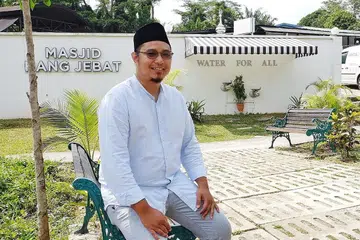 KEMUDAHAN DWIFUNGSI: Ustaz Muhassan menerangkan bahawa antara tujuan menyediakan sudut 'Water For All' di Masjid Hang Jebat adalah supaya masjid kelihatan lebih inklusif kepada semua orang tanpa mengira kaum dan agama. Inisiatif itu juga, katanya, membolehkan orang ramai lebih mengenali agama Islam. - Foto BH oleh KHALID BABA