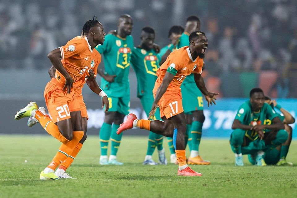 Pemain Ivory Coast Christian Kouame dan Serge Aurier meraikan gol selepas menewaskan Senegal 5-4 melalui sepakan penalti dalam Piala Negara-Negara Afrika pada 29 Januari.