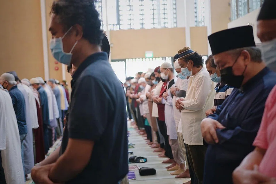 KEMBALI BIASA: Pesara Encik Zainodin Ambak menyambut baik kelonggaran terkini dalam membolehkan jemaah merapatkan saf seolah kembali kepada keadaan biasa sebelum pandemik. - Foto BH oleh HARITH MUSTAFFA