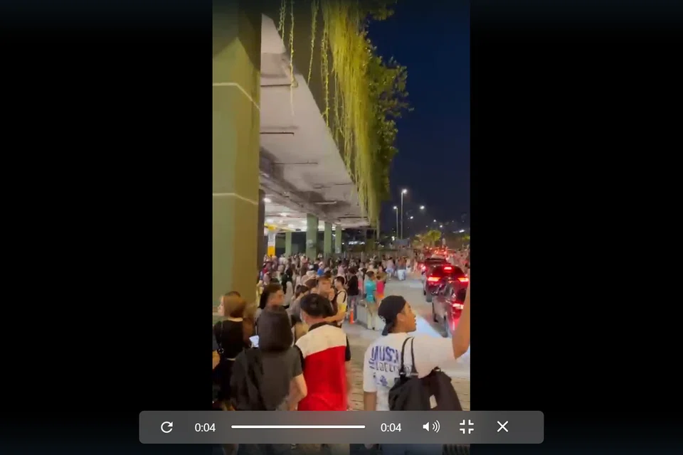 KELAM KABUT: Pengunjung Mid Valley Southkey terpaksa dipindah keluar ekoran ancaman bom palsu.