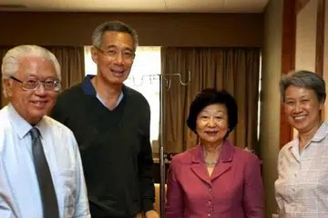 KUNJUNGAN DI HOSPITAL: Perdana Menteri Lee Hsien Loong (dua dari kiri) dan isterinya, Cik Ho Ching (kanan), bergambar dengan Presiden Tony Tan Keng Yam dan isteri beliau semasa kunjungan mereka ke hospital semalam. - Foto FACEBOOK