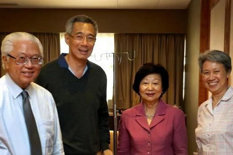 KUNJUNGAN DI HOSPITAL: Perdana Menteri Lee Hsien Loong (dua dari kiri) dan isterinya, Cik Ho Ching (kanan), bergambar dengan Presiden Tony Tan Keng Yam dan isteri beliau semasa kunjungan mereka ke hospital semalam. - Foto FACEBOOK
