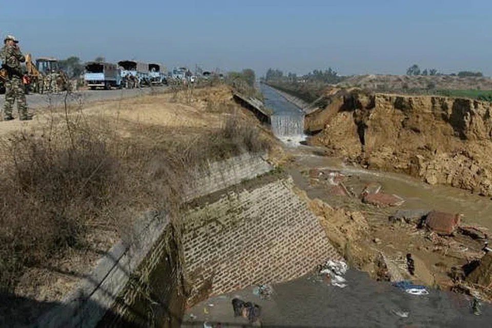 DIKAWAL TENTERA: Bekalan air di New Delhi telah mula dipulihkan selepas tentera India berjaya menawan semula Terusan Munak daripada puak suku kaum Jat. - Foto AFP