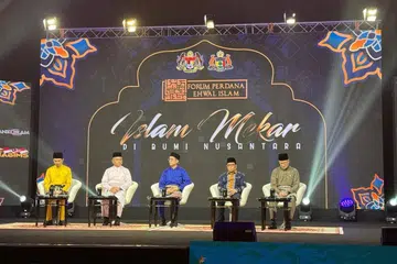 Pemangku Menteri Bertanggungjawab bagi Ehwal Masyarakat Islam, Profesor Madya Dr Muhammad Faishal Ibrahim (tengah) berucap di Forum Perdana pada 16 Oktober sempena Mesyuarat Tidak Rasmi Menteri Agama Brunei, Indonesia, Malaysia dan Singapura (Mabims) ke-21. Bersama beliau adalah (dari kiri) moderator forum, Encik Mohd Hariri Mohamad Daud; Menteri di Jabatan Pejabat Menteri (Hal Ehwal Agama) Malaysia, Dr Mohd Naim Mokhtar; Setiausaha Umum Kementerian Agama Indonesia, Profesor Dr Kamaruddin Amin; dan Setiausaha Tetap Kementerian Hal Ehwal Ugama Brunei, Encik Mohammad Rosli Ibrahim.