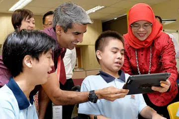DEKATI MASYARAKAT: Presiden Halimah Yacob berinteraksi bersama beberapa pelajar semasa lawatannya ke Sekolah AWWA dan Pusat Intervensi Awal AWWA semalam. Beliau juga menikmati jamuan tengah hari Tahun Baru China silang generasi bersama klien badan tersebut. - Foto BH oleh KHALID BABA